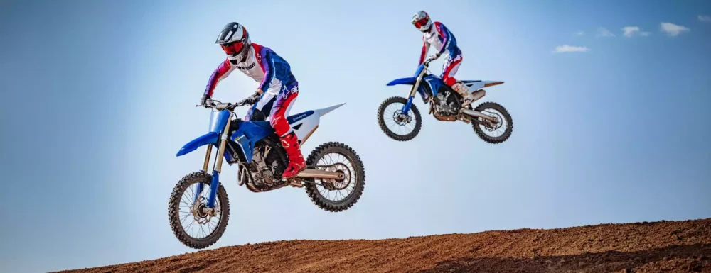 ZXMOTO MX250 Offroad-Rennmaschine rast über die Rennstrecke